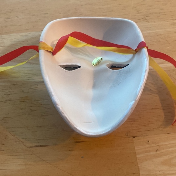 Decorative ceramic Mardi Gras mask. Use as decor About 4.25 x 3 inches Can hang - Picture 4 of 4